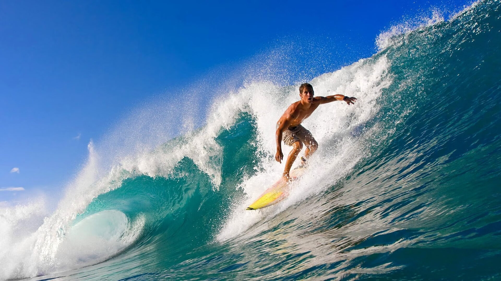 “简阳文体中心：羽毛球赛场上的快速反应与精准击球”